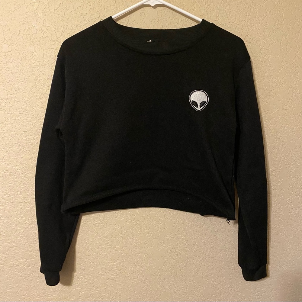 ❤️Black Alien Embroidered Crop Top